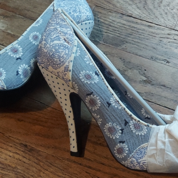 Mojo Moxy Blue and Cream Lace Heels 7.5 M - Picture 6 of 12